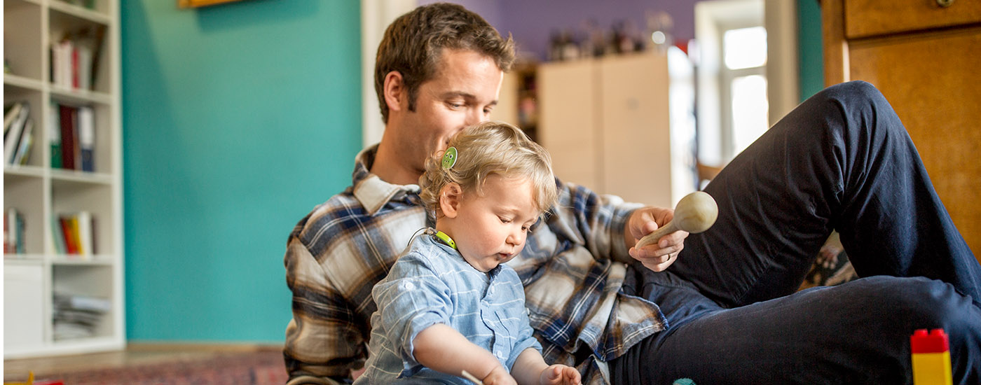 Vater mit Baby mit Cochlea-Implantat